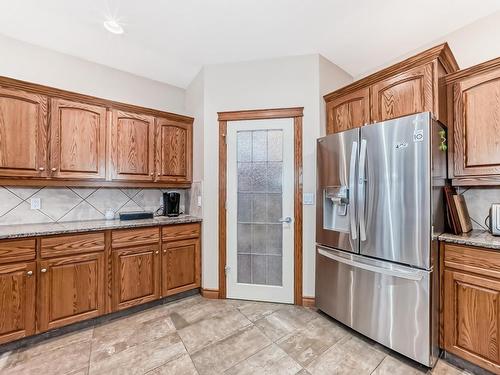 19 Deer Park Point(E), Spruce Grove, AB - Indoor Photo Showing Kitchen