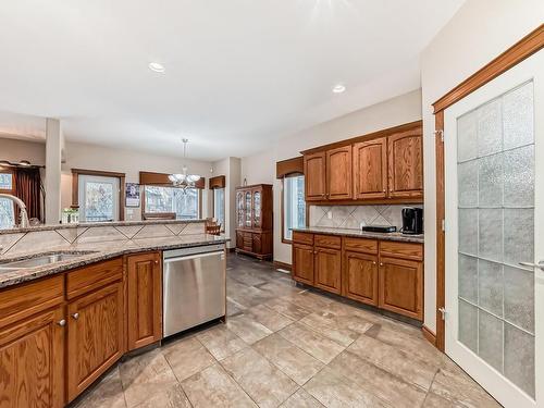 19 Deer Park Point(E), Spruce Grove, AB - Indoor Photo Showing Kitchen