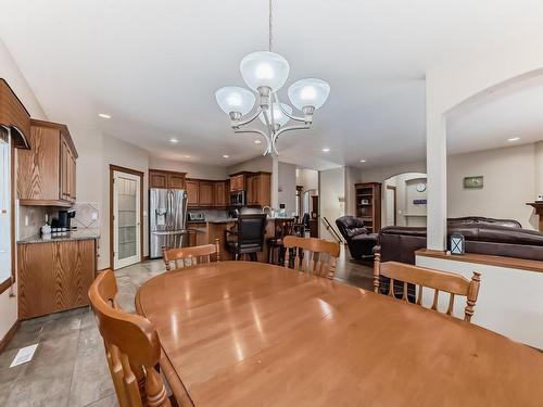 19 Deer Park Point(E), Spruce Grove, AB - Indoor Photo Showing Dining Room