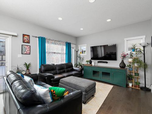 20733 99A Avenue Nw, Edmonton, AB - Indoor Photo Showing Living Room