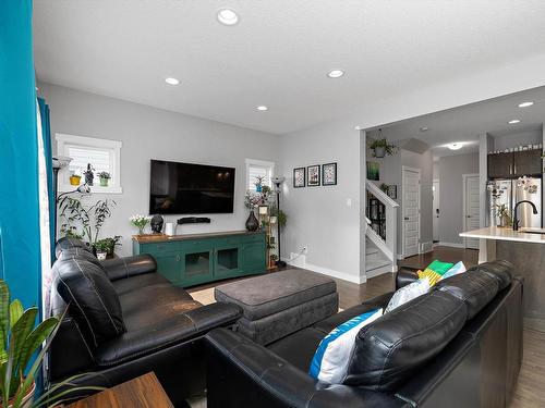 20733 99A Avenue Nw, Edmonton, AB - Indoor Photo Showing Living Room