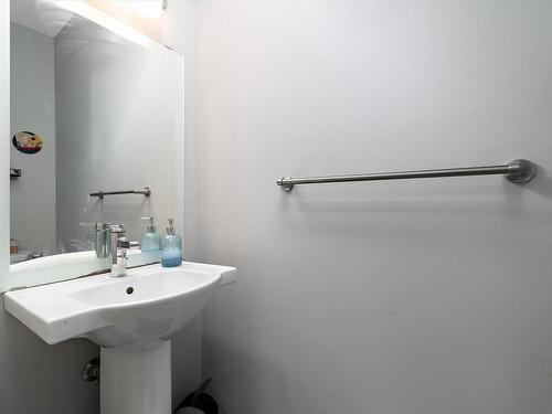 20733 99A Avenue Nw, Edmonton, AB - Indoor Photo Showing Bathroom