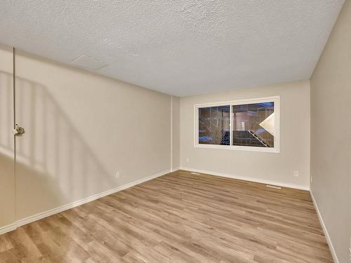 202 Morin Maze Maze, Edmonton, AB - Indoor Photo Showing Kitchen