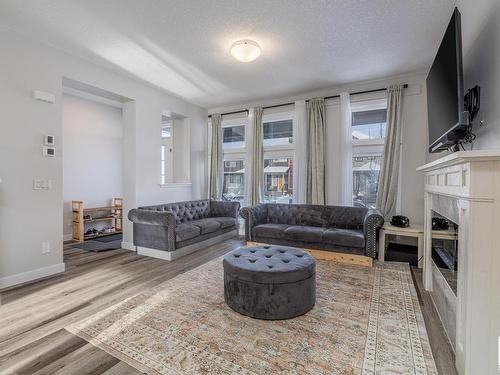 22353 93A Avenue, Edmonton, AB - Indoor Photo Showing Living Room