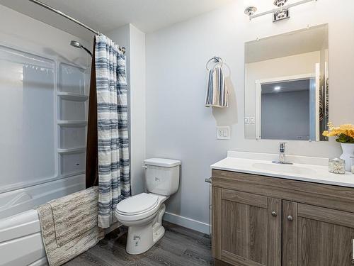 22353 93A Avenue, Edmonton, AB - Indoor Photo Showing Bathroom