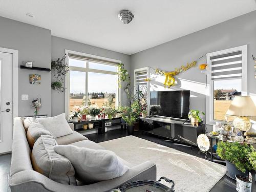 40 215 Saddleback Road, Edmonton, AB - Indoor Photo Showing Living Room