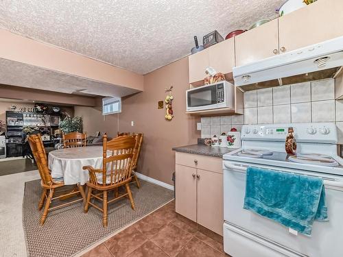 6344 166 Avenue, Edmonton, AB - Indoor Photo Showing Kitchen