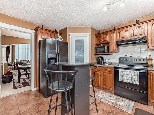 6344 166 Avenue, Edmonton, AB - Indoor Photo Showing Kitchen