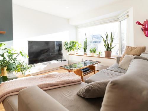 10522 84 Avenue, Edmonton, AB - Indoor Photo Showing Living Room