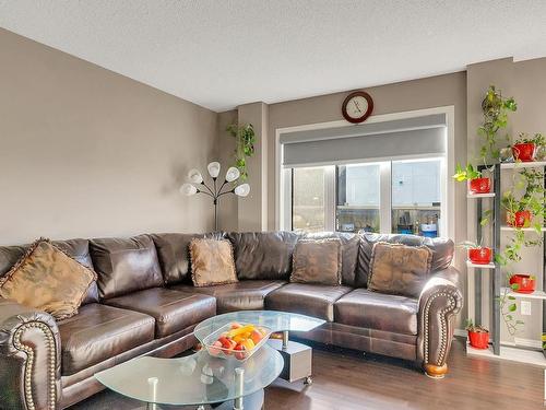 7193 Cardinal Way, Edmonton, AB - Indoor Photo Showing Living Room