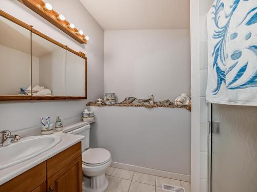 10735 Beaumaris Road, Edmonton, AB - Indoor Photo Showing Bathroom