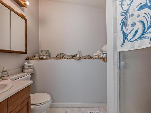 10735 Beaumaris Road, Edmonton, AB - Indoor Photo Showing Bathroom