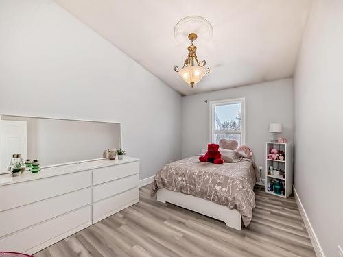 10735 Beaumaris Road, Edmonton, AB - Indoor Photo Showing Bedroom