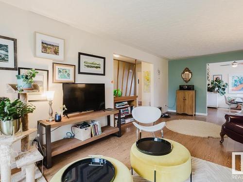 6515 95 Avenue, Edmonton, AB - Indoor Photo Showing Living Room