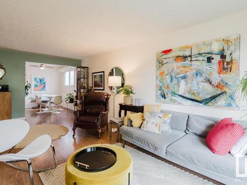 6515 95 Avenue, Edmonton, AB - Indoor Photo Showing Living Room