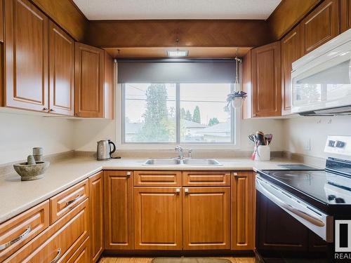 6515 95 Avenue, Edmonton, AB - Indoor Photo Showing Kitchen With Double Sink