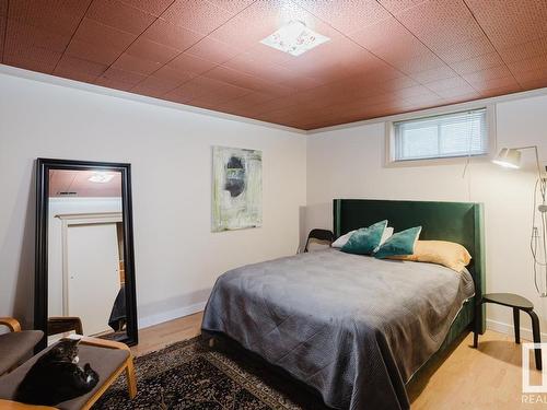 6515 95 Avenue, Edmonton, AB - Indoor Photo Showing Bedroom