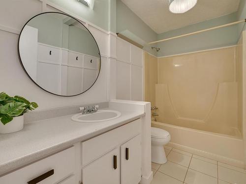 5612 93A Avenue, Edmonton, AB - Indoor Photo Showing Bathroom