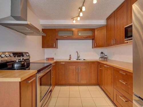 5612 93A Avenue, Edmonton, AB - Indoor Photo Showing Kitchen With Double Sink