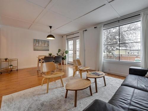 5612 93A Avenue, Edmonton, AB - Indoor Photo Showing Living Room