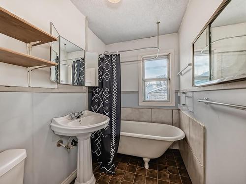 11538 90 Street Nw, Edmonton, AB - Indoor Photo Showing Bathroom