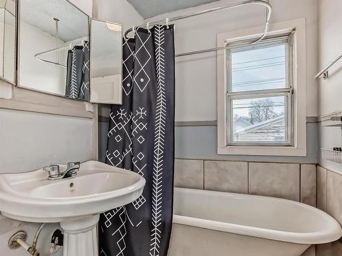 11538 90 Street Nw, Edmonton, AB - Indoor Photo Showing Bathroom