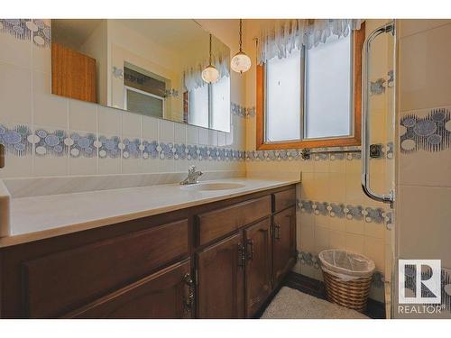 8416 150 Avenue, Edmonton, AB - Indoor Photo Showing Bathroom