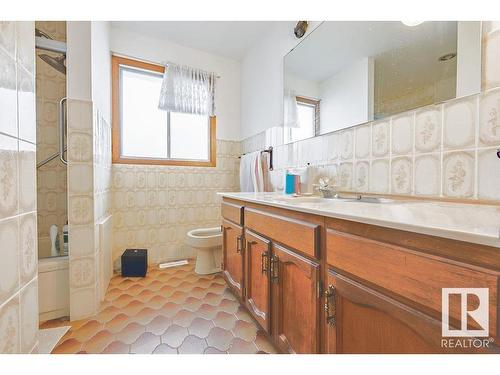 8416 150 Avenue, Edmonton, AB - Indoor Photo Showing Bathroom