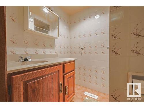 8416 150 Avenue, Edmonton, AB - Indoor Photo Showing Bathroom