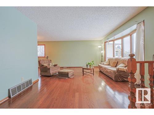 8416 150 Avenue, Edmonton, AB - Indoor Photo Showing Living Room