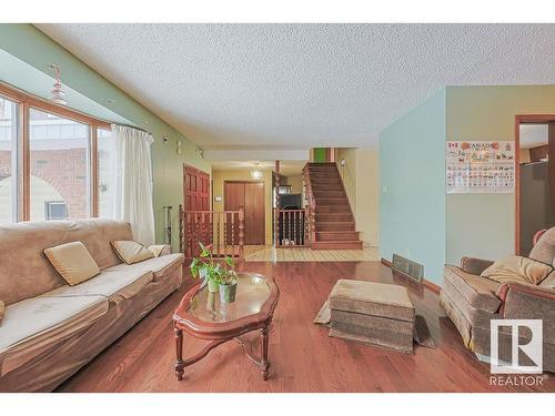 8416 150 Avenue, Edmonton, AB - Indoor Photo Showing Living Room