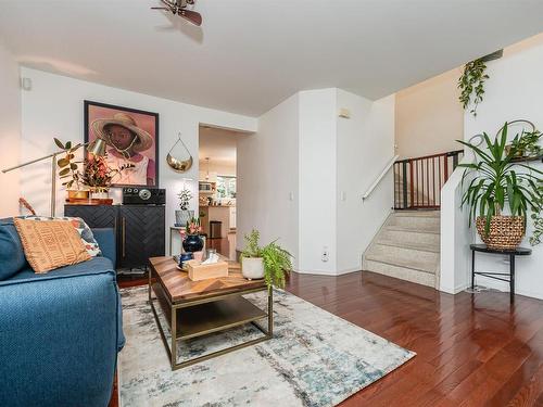 10516 108 Avenue, Edmonton, AB - Indoor Photo Showing Living Room