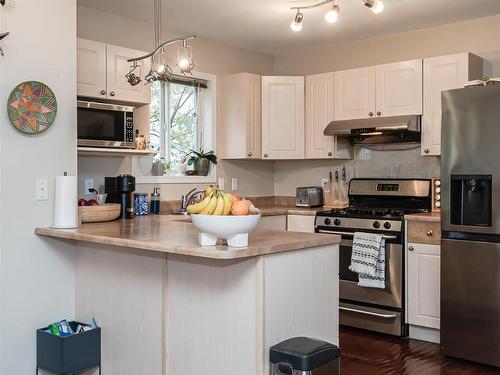 10516 108 Avenue, Edmonton, AB - Indoor Photo Showing Kitchen