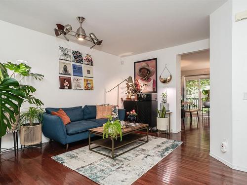 10516 108 Avenue, Edmonton, AB - Indoor Photo Showing Living Room