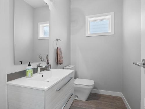 9863 73 Avenue, Edmonton, AB - Indoor Photo Showing Bathroom