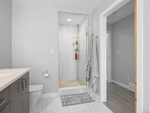 9863 73 Avenue, Edmonton, AB - Indoor Photo Showing Bathroom