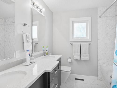 9863 73 Avenue, Edmonton, AB - Indoor Photo Showing Bathroom