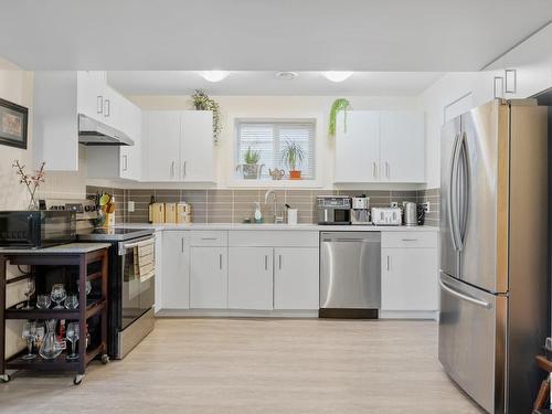 9863 73 Avenue, Edmonton, AB - Indoor Photo Showing Kitchen