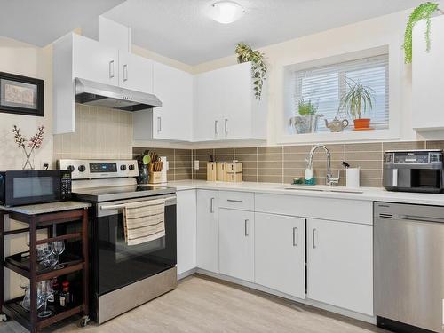 9863 73 Avenue, Edmonton, AB - Indoor Photo Showing Kitchen