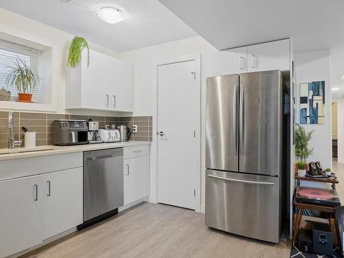 9863 73 Avenue, Edmonton, AB - Indoor Photo Showing Kitchen