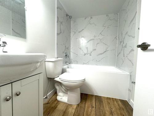 7424 81 Avenue, Edmonton, AB - Indoor Photo Showing Bathroom