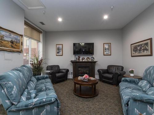 901 6608 28 Avenue, Edmonton, AB - Indoor Photo Showing Living Room