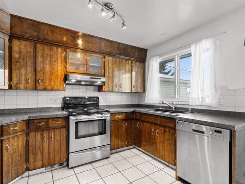 13515 93 Street, Edmonton, AB - Indoor Photo Showing Kitchen With Double Sink