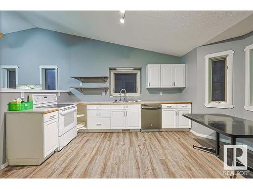 453 Garden Meadows Drive, Wetaskiwin, AB - Indoor Photo Showing Kitchen