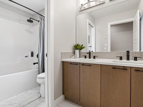 3937 3A Avenue, Edmonton, AB - Indoor Photo Showing Bathroom