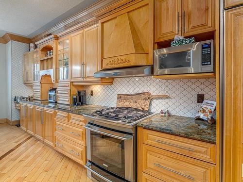 264 Kingswood Boulevard, St. Albert, AB - Indoor Photo Showing Kitchen With Upgraded Kitchen