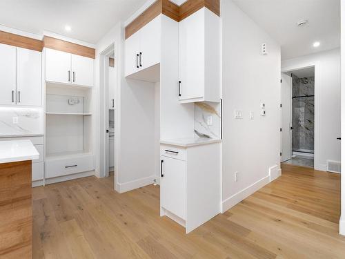 7014 Kiviaq Crescent, Edmonton, AB - Indoor Photo Showing Kitchen