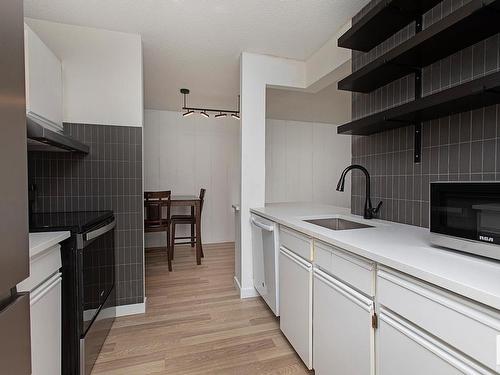 307 11307 99 Avenue, Edmonton, AB - Indoor Photo Showing Kitchen