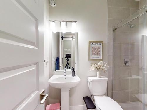 1516 Howes Pl, Edmonton, AB - Indoor Photo Showing Bathroom