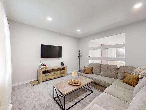 1516 Howes Pl, Edmonton, AB - Indoor Photo Showing Living Room